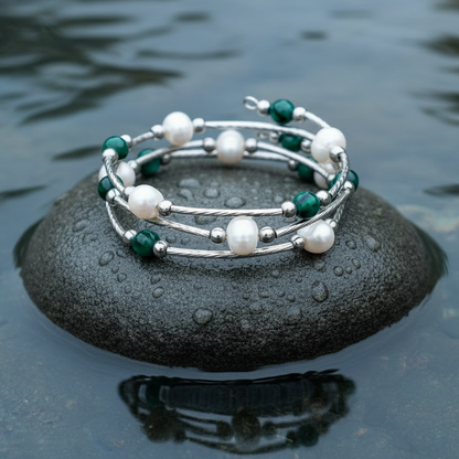 Wit zoetwater parel wikkelarmband met groene agaat liggend op steen in water | Wrap Pearl Green Striped Agate