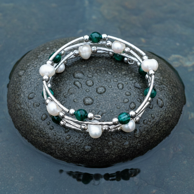 Wit zoetwater parel wikkelarmband met groene agaat liggend op steen in water bovenaanzicht | Wrap Pearl Green Striped Agate