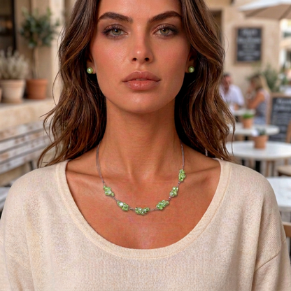 Zoetwater parelketting met appelgroene parels en sterling zilver (925) gedragen door model in vrijetijdskleding | Greeny