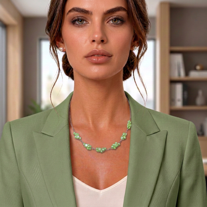 Zoetwater parelketting met appelgroene parels en sterling zilver (925) gedragen door model met groen colbert | Greeny