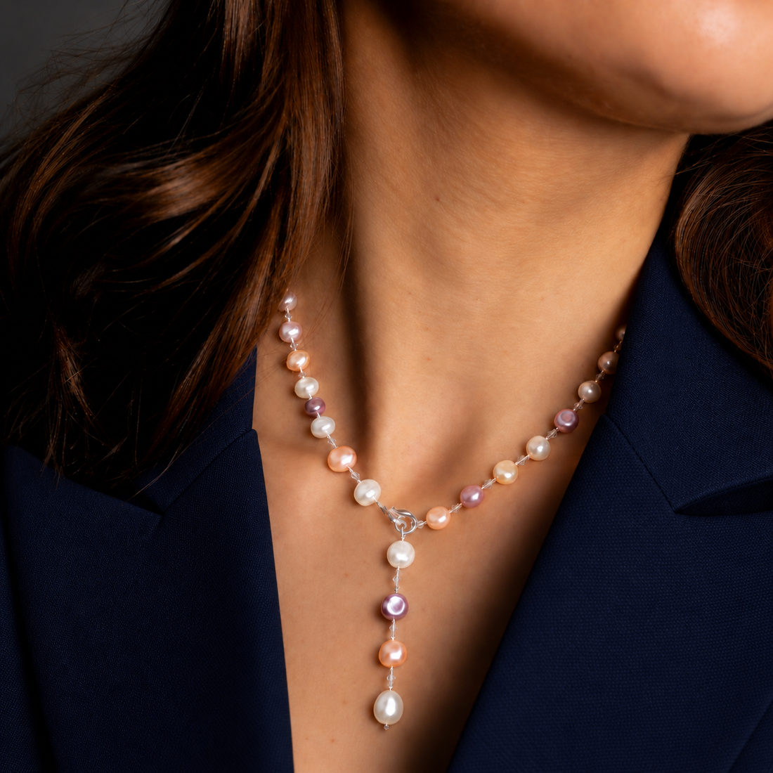 Verstelbare zoetwater parelketting met pastel kleurige parels op model | Adjustable Pearl Soft Colors 
