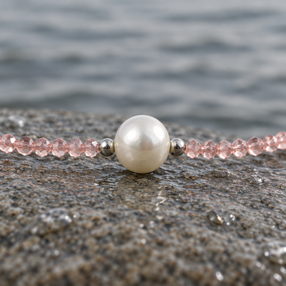 Zoetwater parelketting met witte parel, roze facet geslepen glaskristallen en maneetslot close up | Amelie