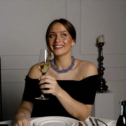 Blauw grijze zoetwater parelketting bestaande uit 3 rijen parels op model aan tafel | Amina