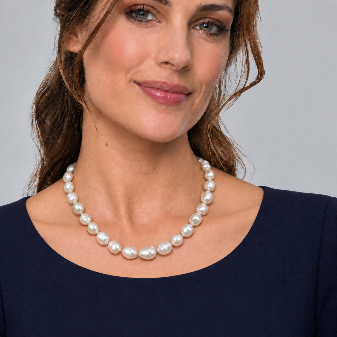Handgeknoopt parelketting met witte parels op model | set Big Round pearl