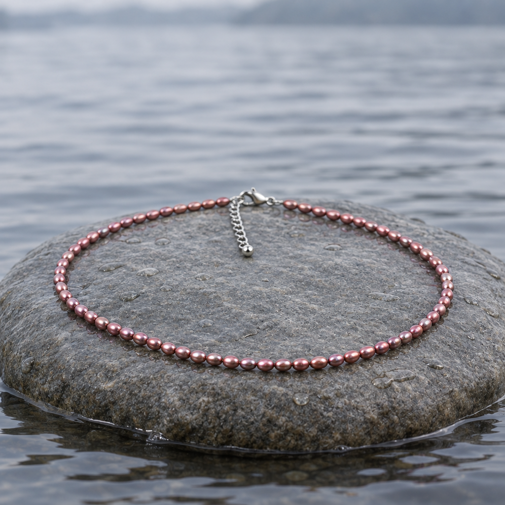 Bruine zoetwater parelketting met sterling zilver (925) liggend op steen in water | Bini