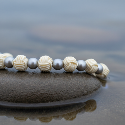 Zoetwater parelketting met grijze parels, Chinese knopen en gerhodineerd zilver (925) liggend op steen in water close up | Chiga