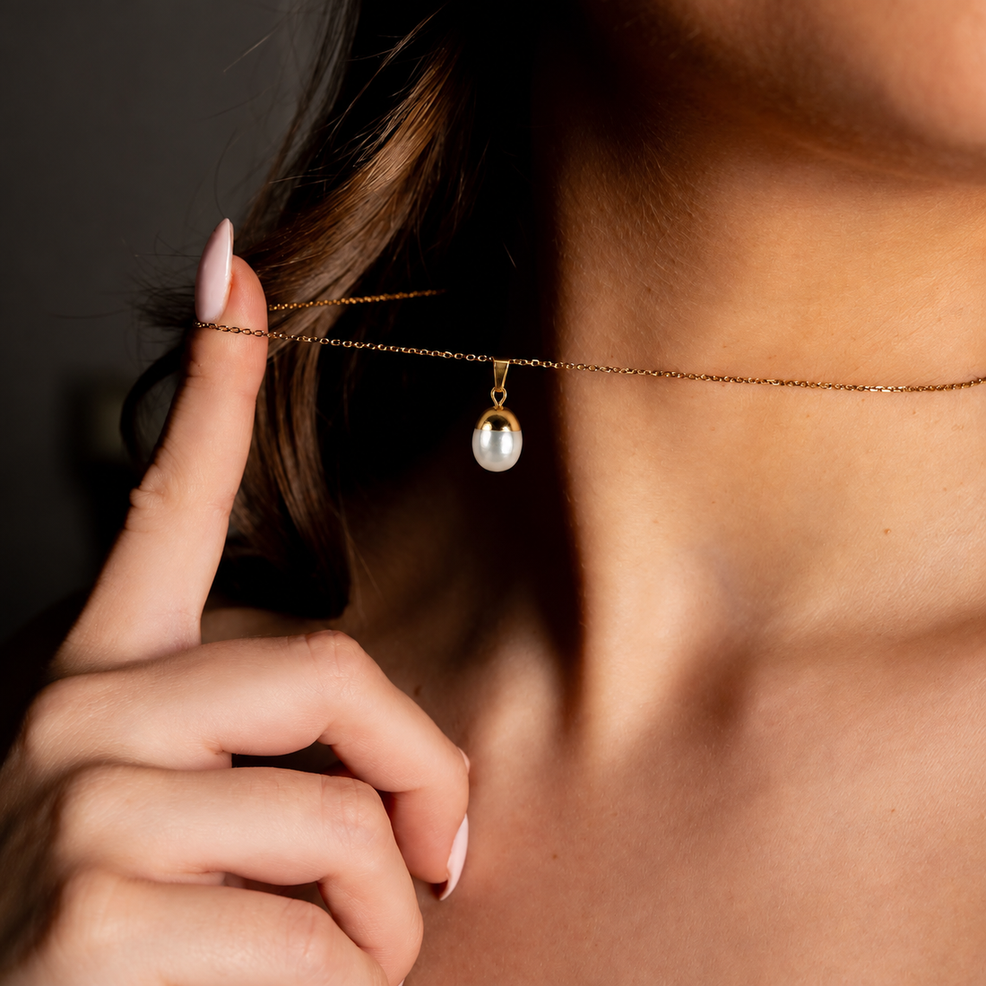 Detail van witte zoetwater parelketting met goud edelstaal en parel hanger op model | set Gold Dip White Pearl