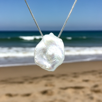 Witte parelketting met achtergrond strand | Jina