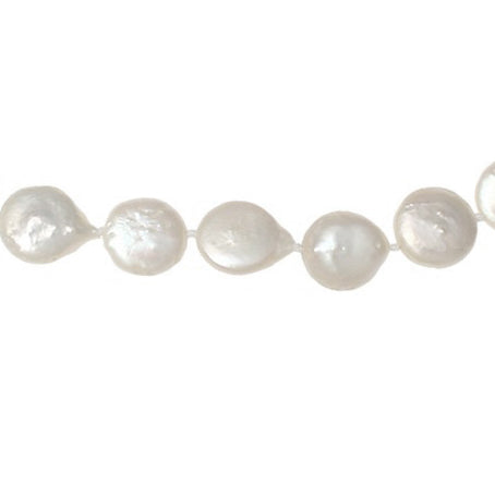Detail van witte zoetwater parelketting met coin parels en goud edelstaal | Little Coin Pearl