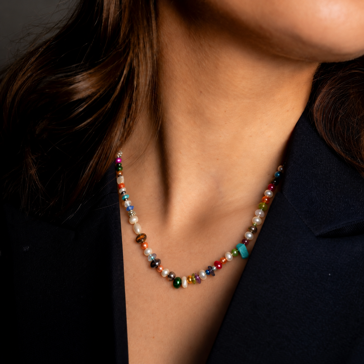 Zoetwater parelketting met bont gekleurde parels en sterling zilver (925) op model met colbert | Marvey Two
