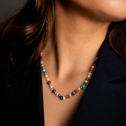 Zoetwater parelketting met bont gekleurde parels en sterling zilver (925) op model met colbert | Marvey Two