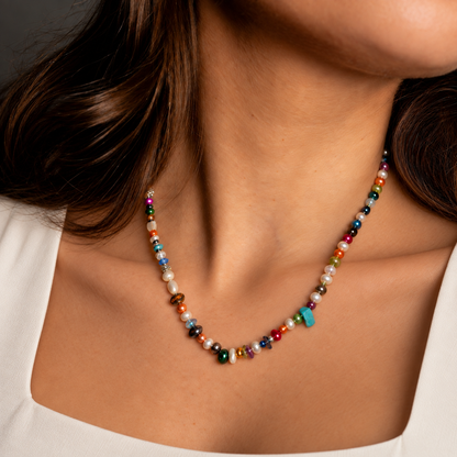 Zoetwater parelketting met bont gekleurde parels en sterling zilver (925) op model met witte top | Marvey Two