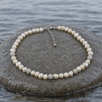 Zoetwater parelketting met witte parels, stras steentjes en sterling zilver (925) met verlengketting liggend op steen in water | Maxima
