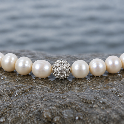 Zoetwater parelketting met witte parels, stras steentjes en sterling zilver (925) met verlengketting liggend op steen in water close up | Maxima
