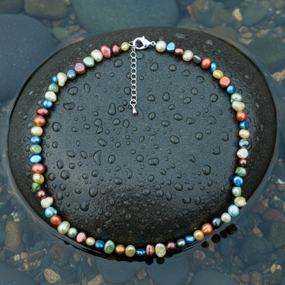 Zoetwater parelketting met vrolijk gekleurde parels en sterling zilver (925) liggend op steen in water | Rio Small