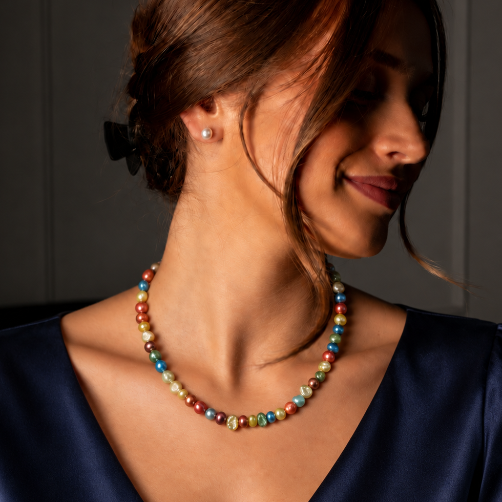 Zoetwater parelketting met vrolijk gekleurde parels en sterling zilver (925) op model met blauwe blouse | Rio Small