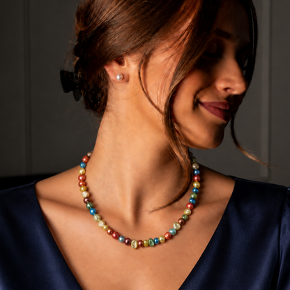 Zoetwater parelketting met vrolijk gekleurde parels en sterling zilver (925) op model met blauwe blouse | Rio Small