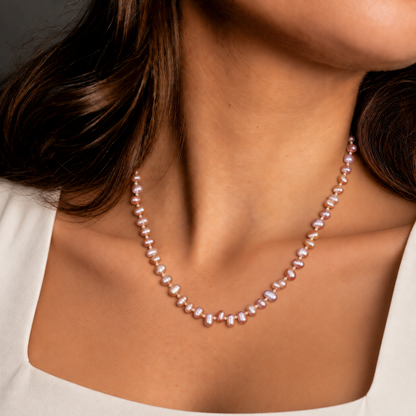 Zoetwater parelketting met zalm roze parels en sterling zilver (925) op model | Rozi