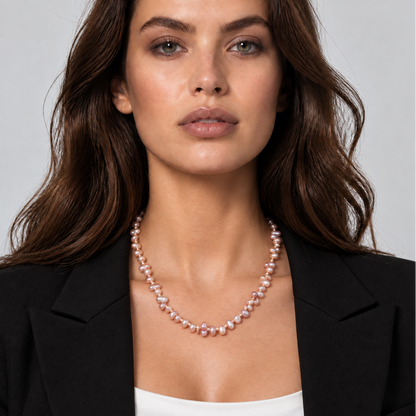 Zoetwater parelketting met zalm roze parels en sterling zilver (925) op model met colbert | Rozi