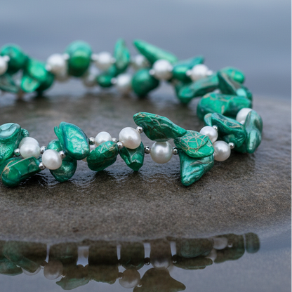 Zoetwater parelketting met witte en groen parels  liggend op steen close up, sterling zilveren slotje | Turtle Green
