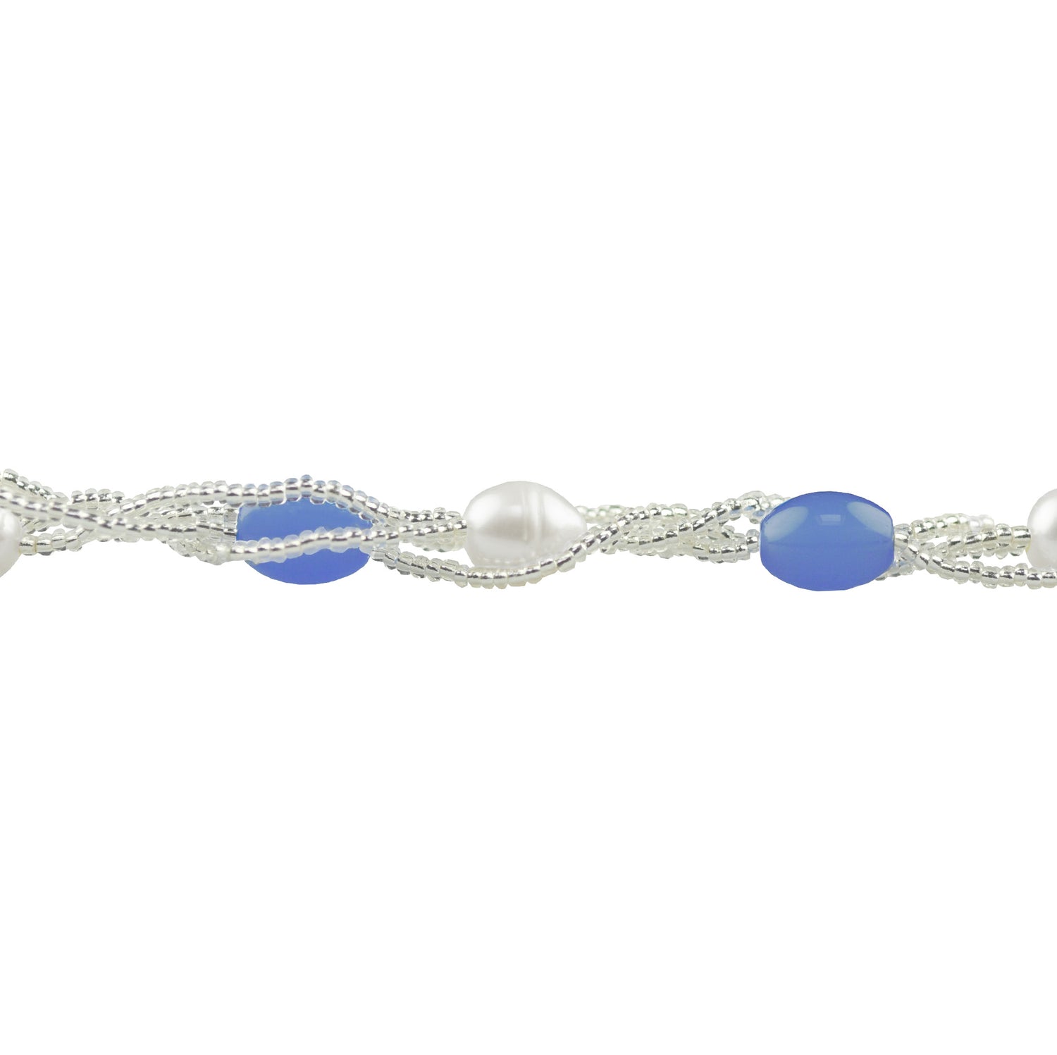 Detail van witte zoetwater parelketting met licht blauwe glaskralen | Twine Pearl Heaven Blue
