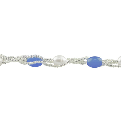 Detail van witte zoetwater parelketting met licht blauwe glaskralen | Twine Pearl Heaven Blue