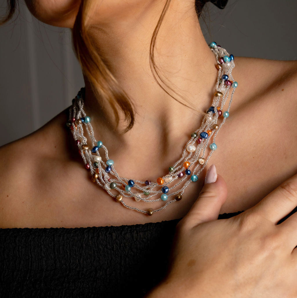 gekleurde parels en magneetslotje op model | Viva