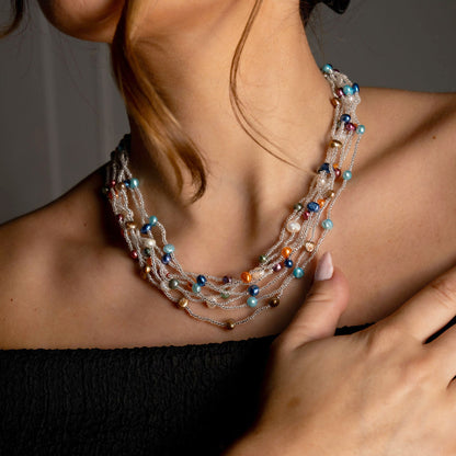 gekleurde parels en magneetslotje op model | Viva