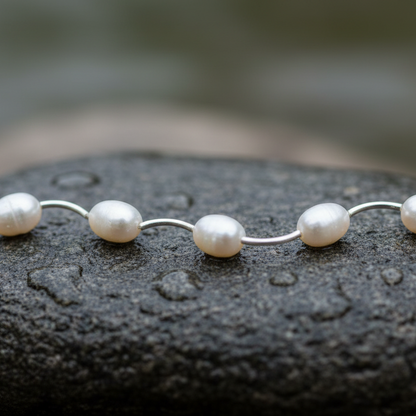 Witte parelketting Wiande liggend op steen in water close up