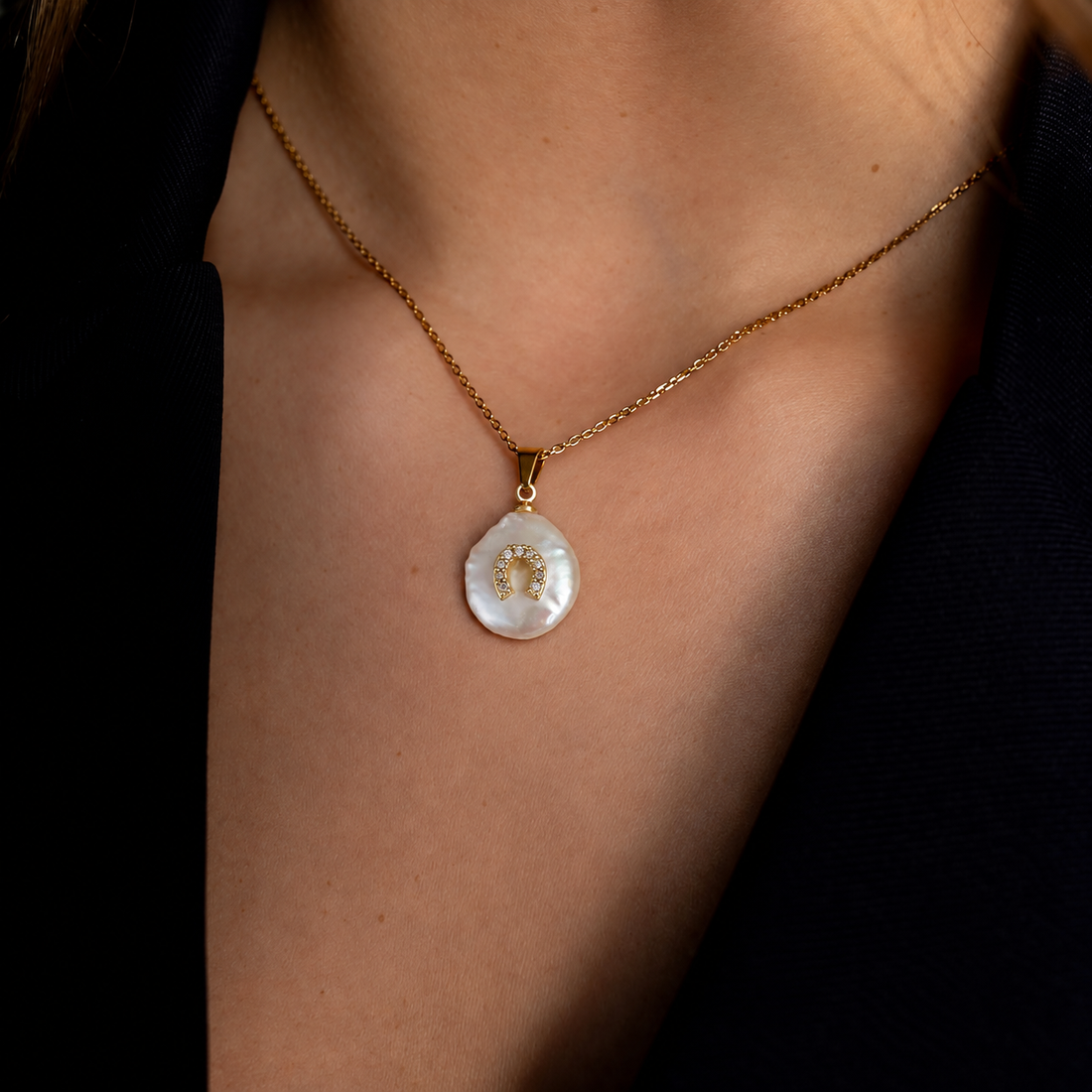 Zoetwater parelketting  met witte parel hanger met stras steentjes in hoefijzer motief en goud edelstaal op model | Coin Pearl Good Luck