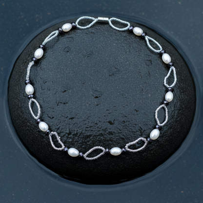 Zoetwater parelketting met witte parels, zwarte glaskristallen en magneetslot | Zwicio