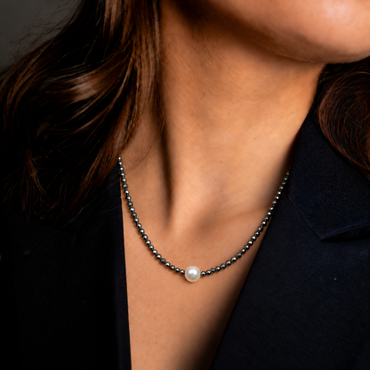 Zoetwater parelketting met witte parel, zwarte edelsteen hematiet en sterling zilver (925) op model | Hematite Pearl W