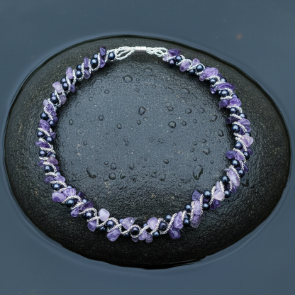 Zoetwater parelketting met donker blauwe parels, amethist en magneetslotje liggend op steen in water | Pearl Amethyst