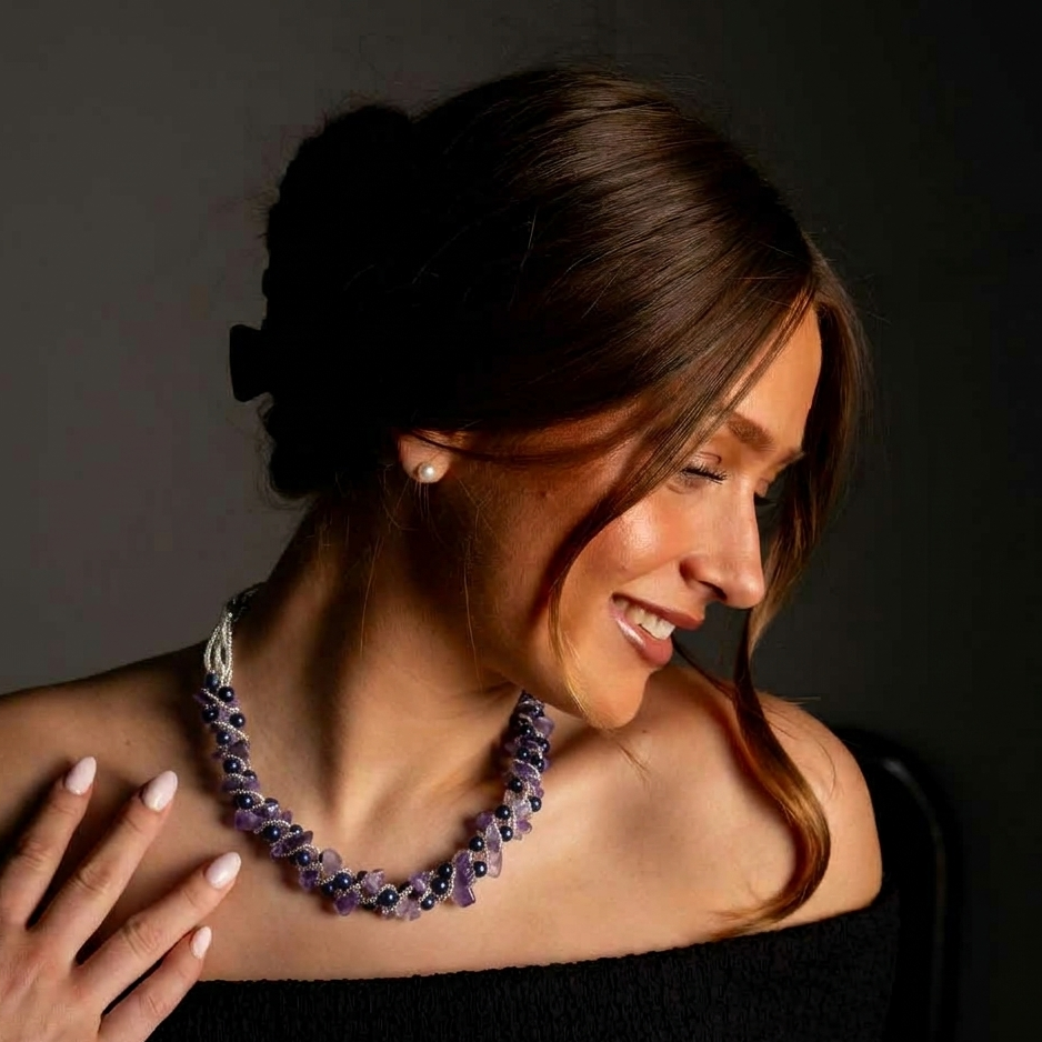 Zoetwater parelketting met donker blauwe parels, amethist en magneetslotje op model | Pearl Amethyst