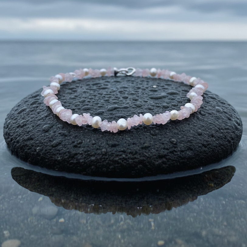 Parel en rozenkwarts chip ketting op steen