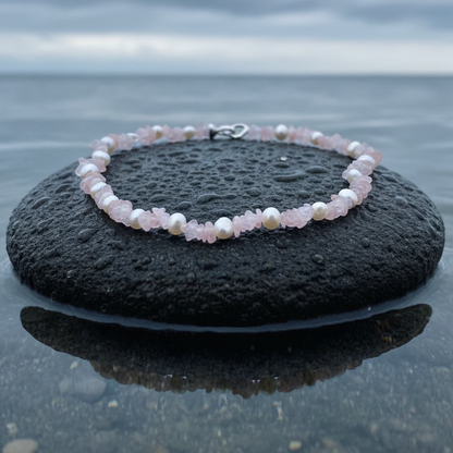 Parel en rozenkwarts chip ketting op steen
