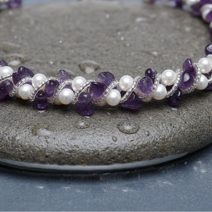 Zoetwater parelketting met witte parels, paarse edelsteen amethist en magneetslotje close up op steen | Pearl White Amethyst