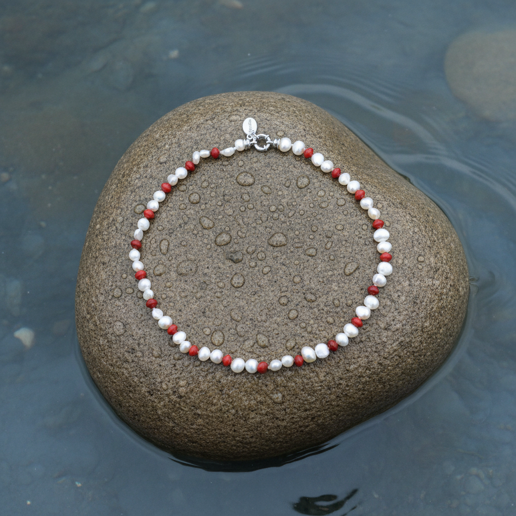 Zoetwater parelketting met witte parels en rood koraal liggend op steen | Coral Lantem