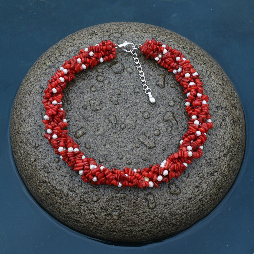 Zoetwater parelketting met witte parels en rood koraal in 5 rijen liggend op steen in water | Pearl Coral