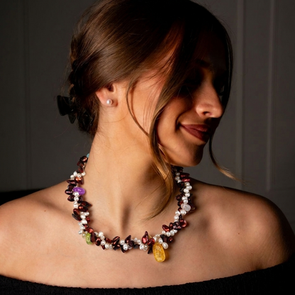Zoetwater parelketting met witte en rood bruine parels en glaskristallen in 2 rijen op model | Monique