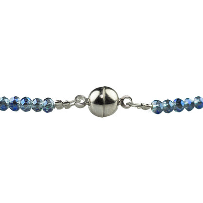 Zoetwaterparel ketting met witte parel, blauwe glas kristallen en magneetslot close up | Celeste