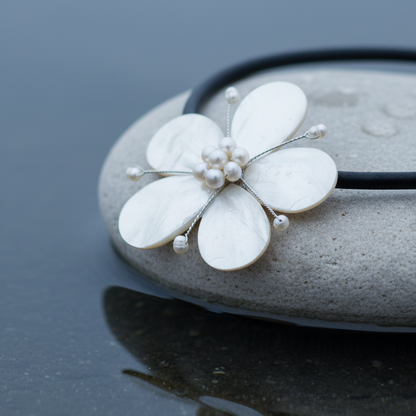 Detail van zoetwater parelketting met witte parels en parelmoer in bloem vorm liggend ops teen in water close up | Big Flower Pearl
