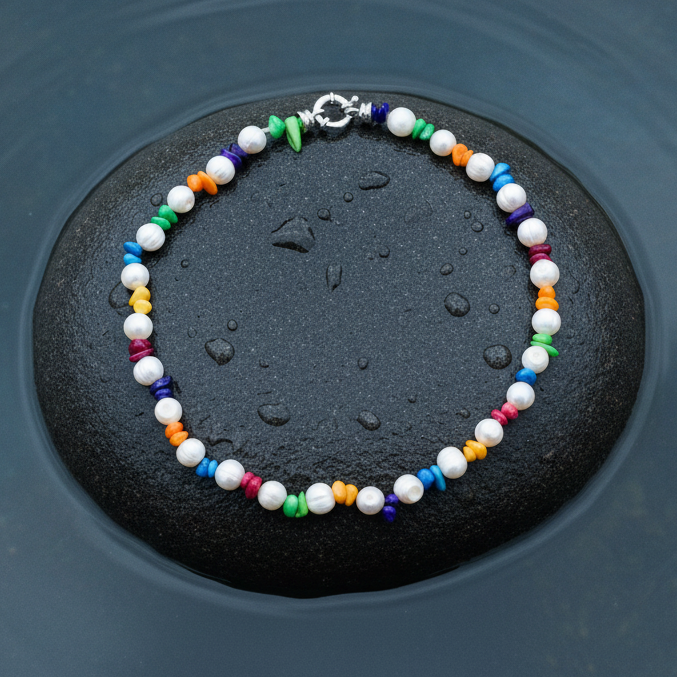Zoetwater parelketting met witte parels en gekleurd parelmoer liggend op steen | Bold Happy
