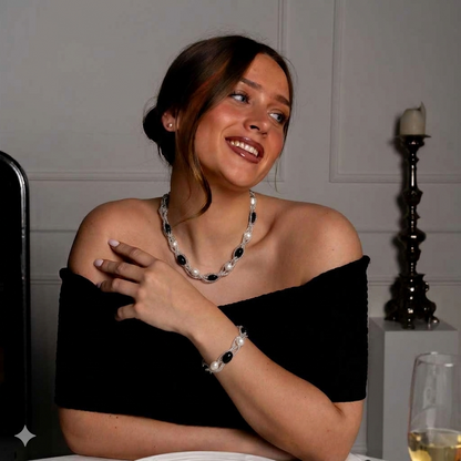 Zoetwater parel set bestaande uit een parelketting en parel armband met witte parels en zwarte glaskralen op model | Twine Pearl Black Glass