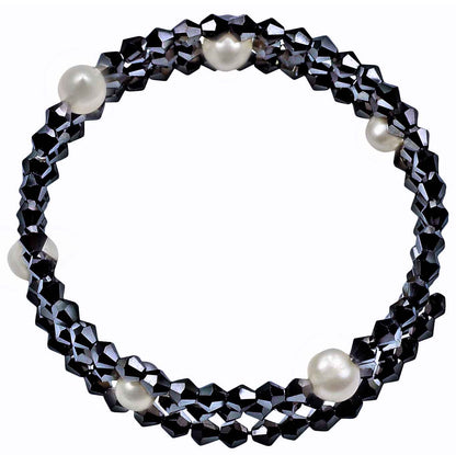 Wit zoetwater parel wikkelarmband met zwart hematiet kleurige stras steentjes, bovenaanzicht | Pearl W Metalic Hematite