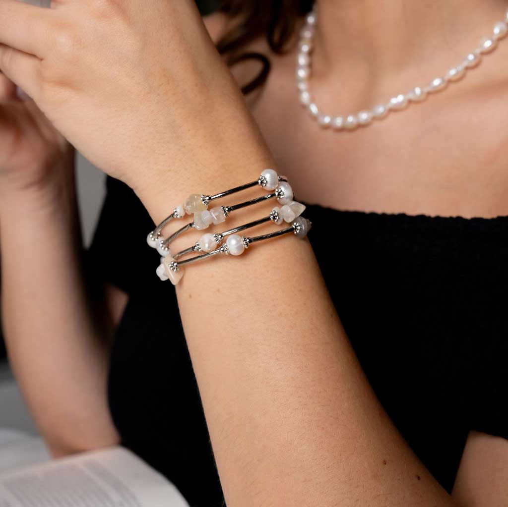 Wit zoetwater parel wikkel armband met edelsteen maansteen en zilver op model | Wrap Pearl Moonstone