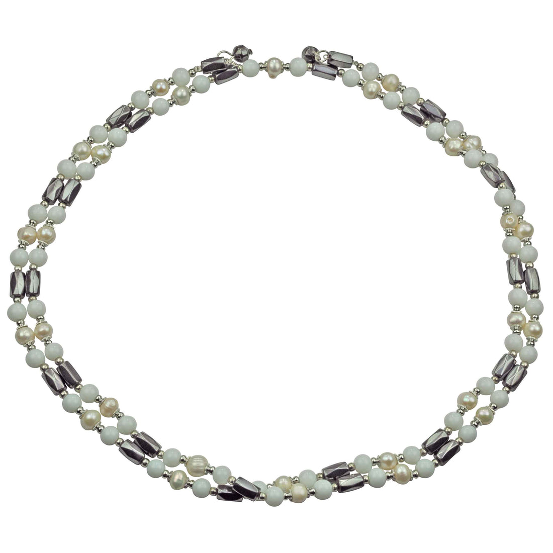 Zoetwater parelketting met witte parels en zwarte edelsteen magnetiet liggend | Pearl Magnetite Wrap