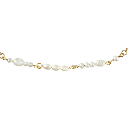 Detail van zoetwater parelketting met goud edelstaal en witte parels die het woord LOVE in morse code weer geeft | Morse Code Love Pearl Gold