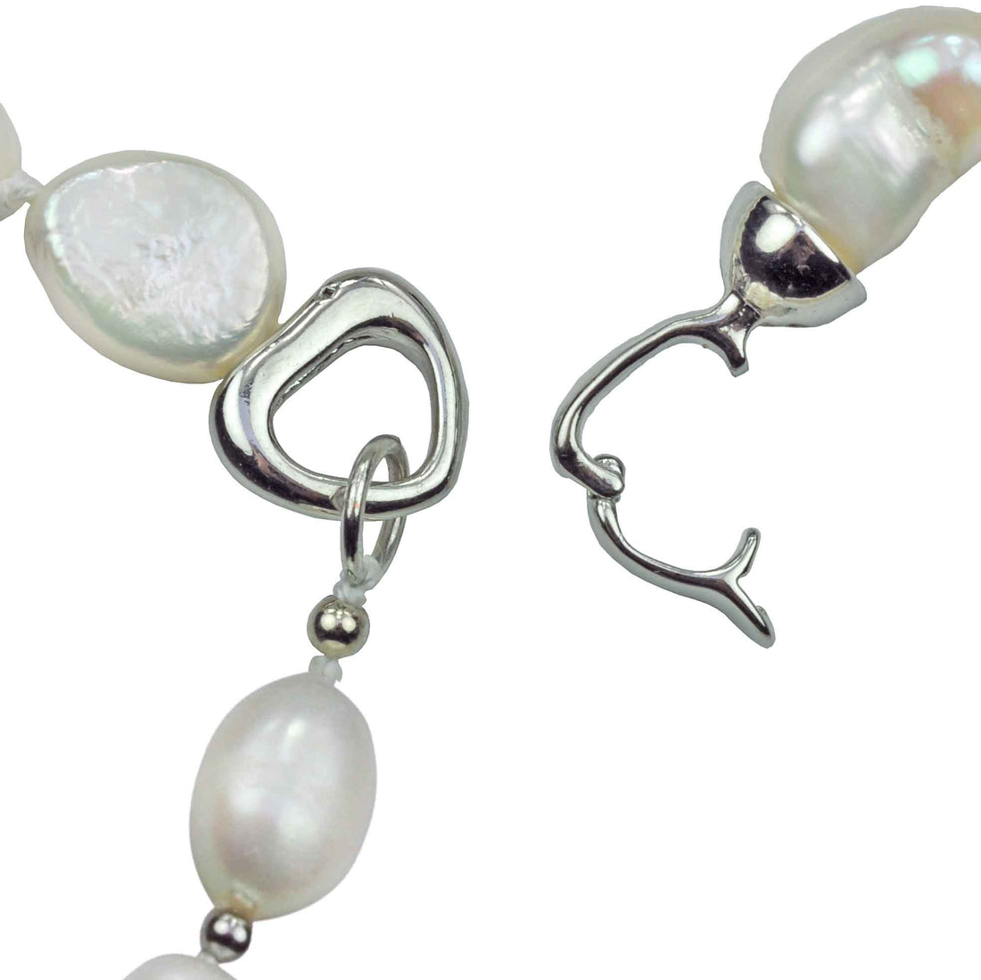 Slotje van handgeknoopte zoetwater parelketting met witte parels en hanger | Naan