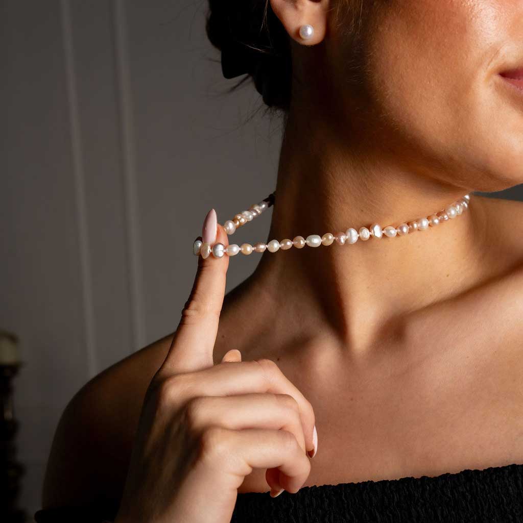 Handgeknoopte zoetwater parelketting met witte, zalm en roze parels en sterling zilver (925) op model detail | Pearl Soft Colors Small